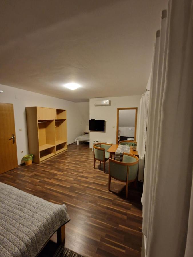 Guest House Wolf II Plitvička Jezera Esterno foto
