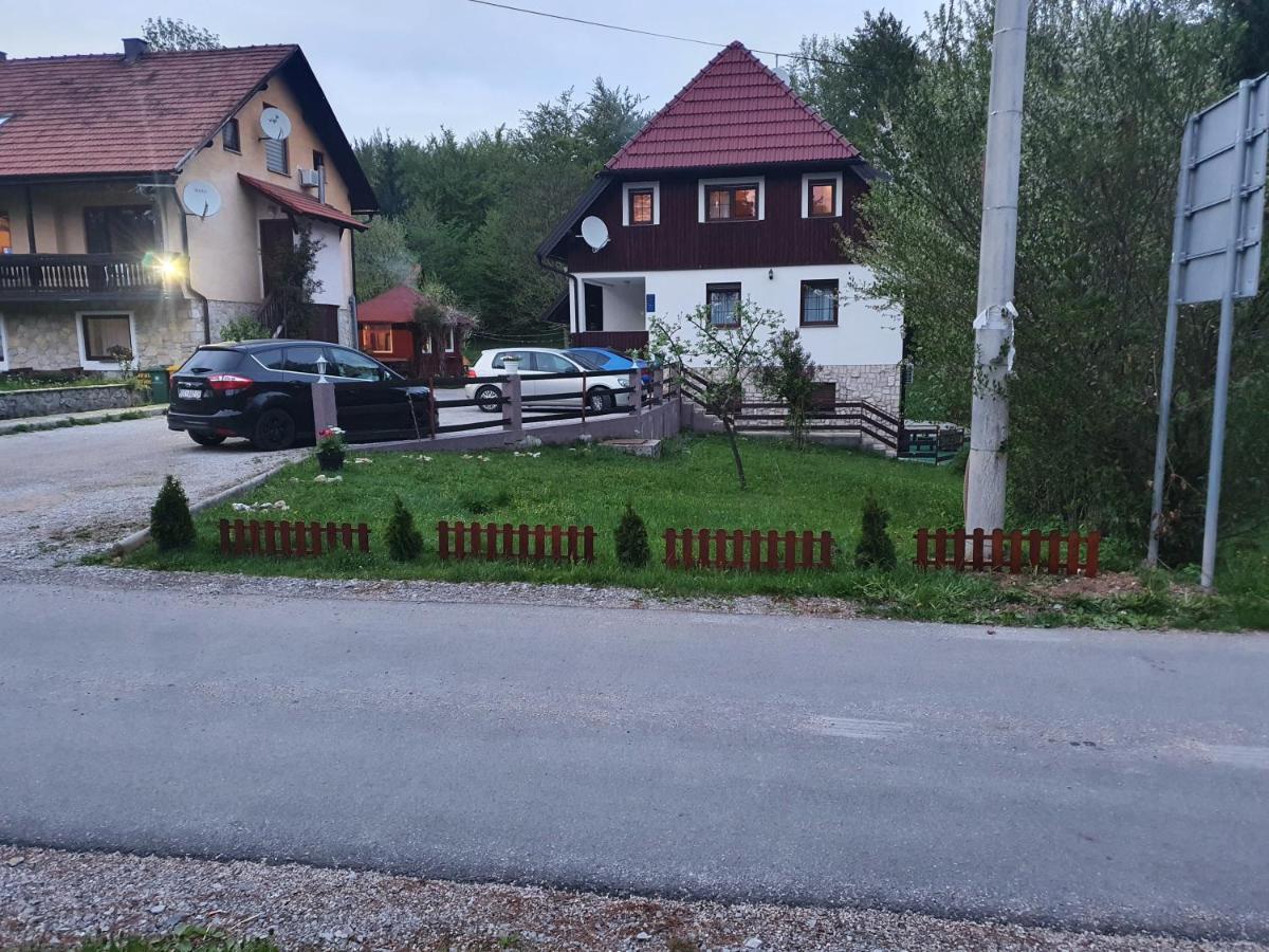 Guest House Wolf II Plitvička Jezera Esterno foto