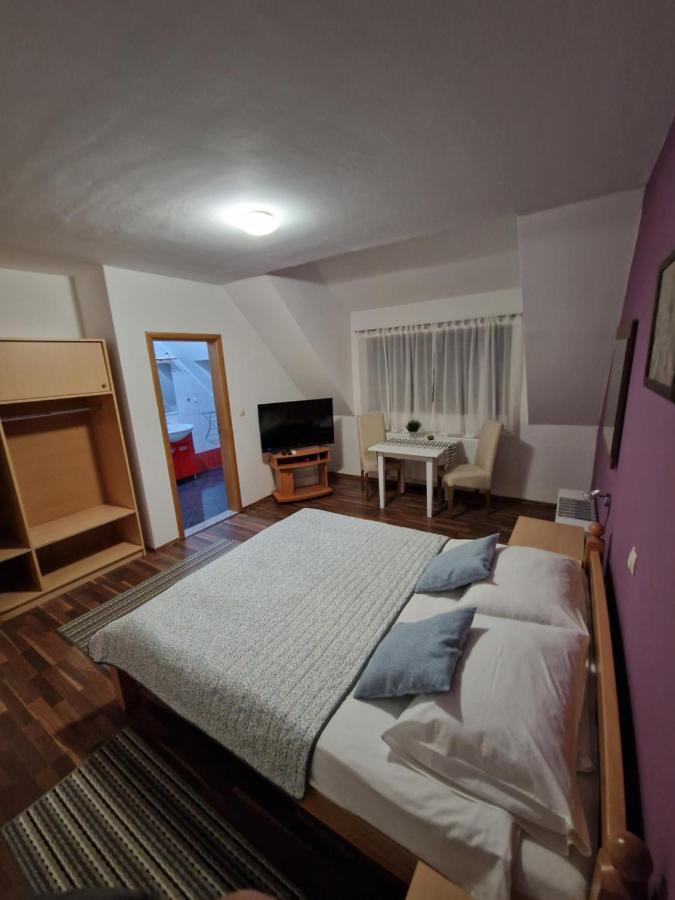 Guest House Wolf II Plitvička Jezera Esterno foto