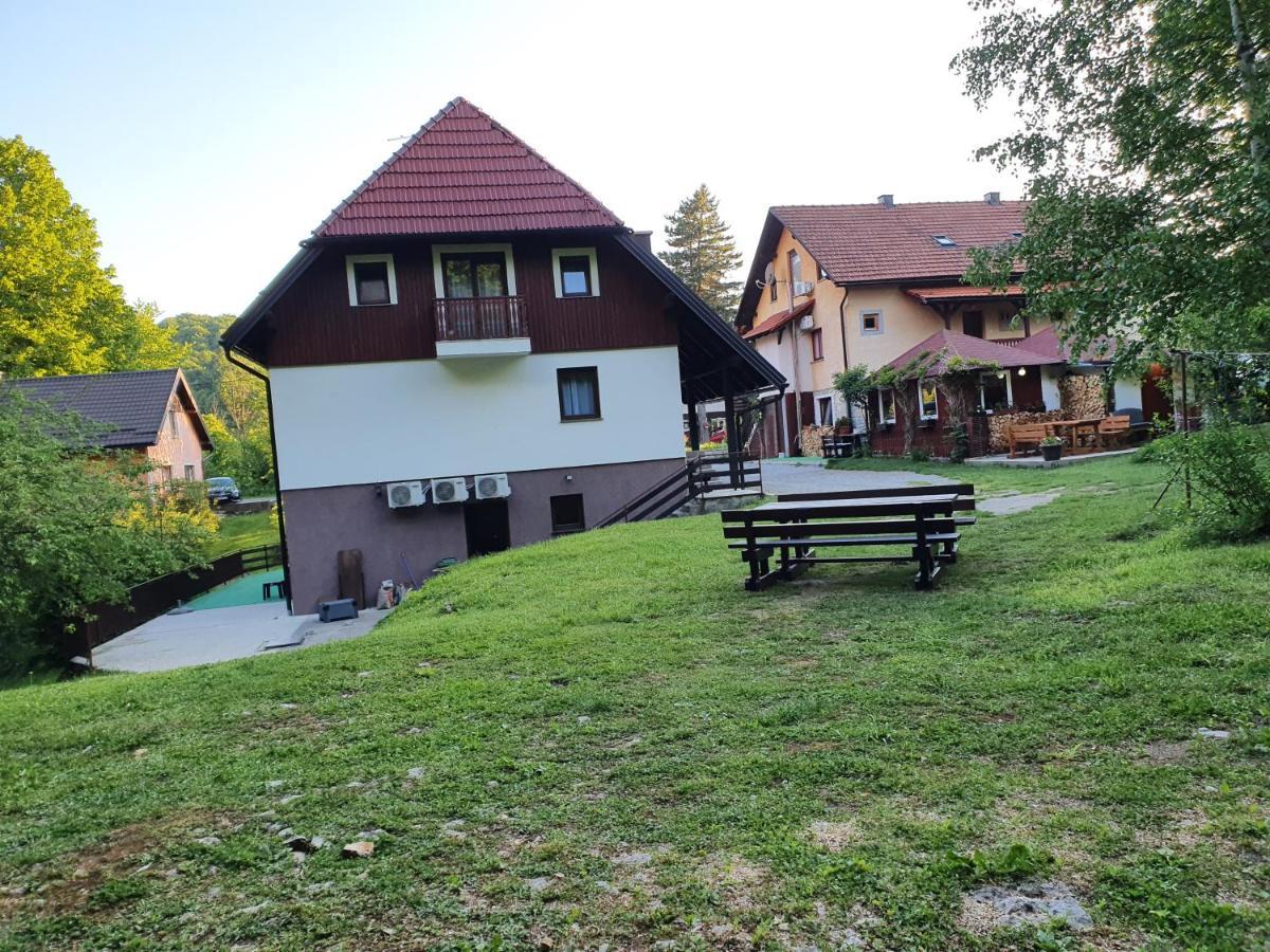 Guest House Wolf II Plitvička Jezera Esterno foto