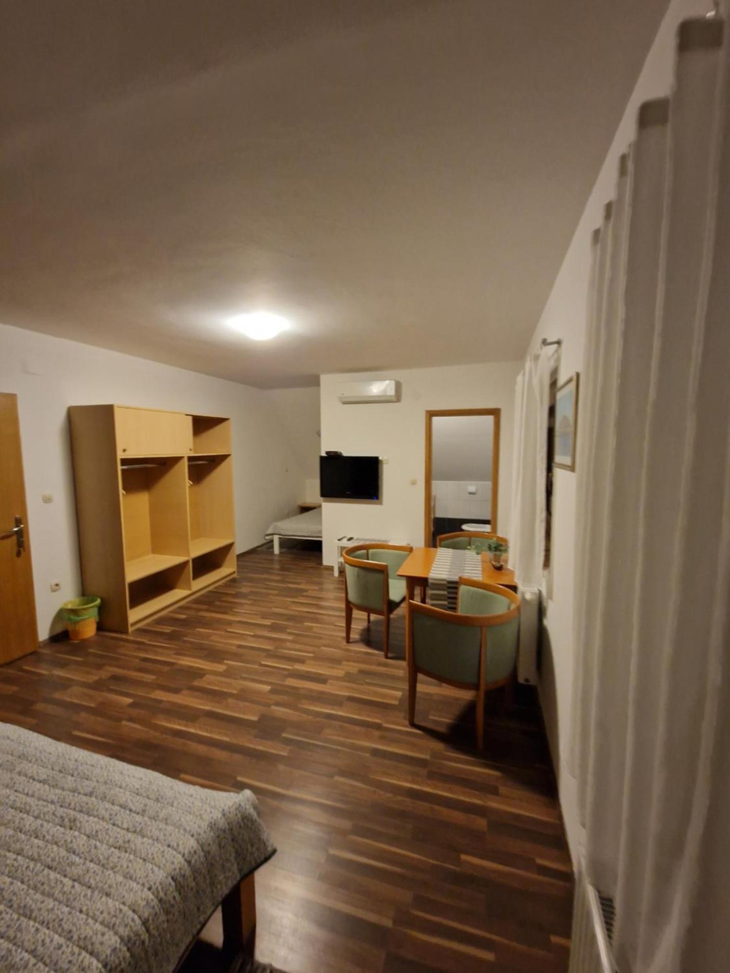 Guest House Wolf II Plitvička Jezera Esterno foto